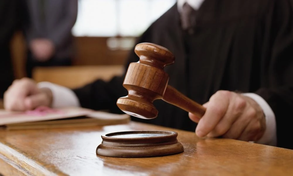 Θύμα επίθεσης με μαχαίρια και σκεπάρνι πρόκειται να κινηθεί νομικά κατά 3 ιατροδικαστών (βίντεο)
